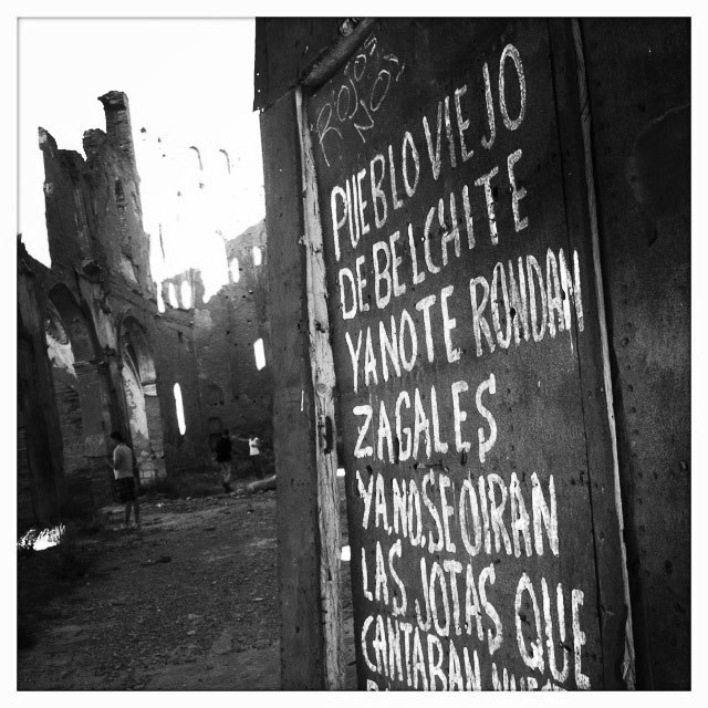 Versos convertidos luego en jota, escritos por Natalio Vaquero, un vecino del pueblo, a la entrada de una iglesia de Belchite. Foto hecha por Sol Rincón Borobia con Iphone.